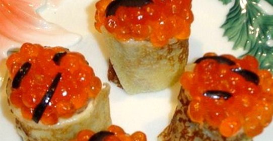 Блинные рулетики с творожным сыром и икрой