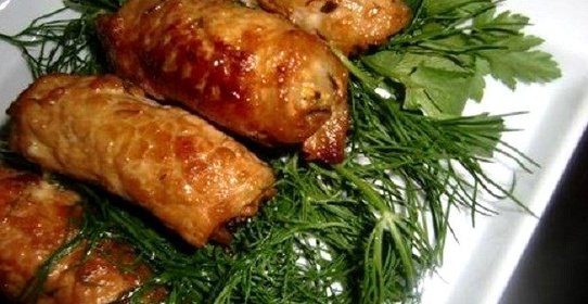 Свиные рулеты, фаршированные шампиньонами и грушей