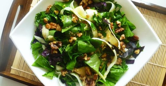 Салат из щавеля с молодым кабачком и орехами