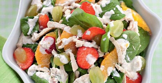 Фруктовый салат со шпинатом и мясом цыпленка