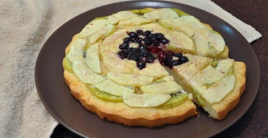 Пирог с фруктами и корицей