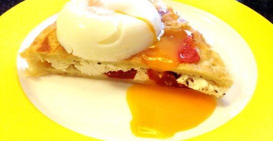 Закрытый пирог с томатами, брынзой и яйцом пашот