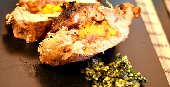 Рулет из свинины, запечённый с томатами и сладким перцем