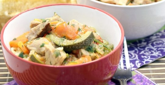 Мясо с овощами и лапшой