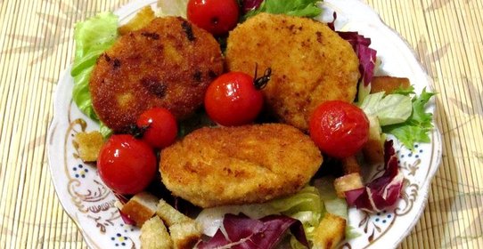 Куриные котлетки с помидорами черри и салатом