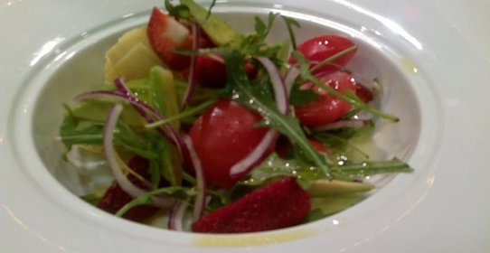 Салат с клубникой, рукколой и артишоком