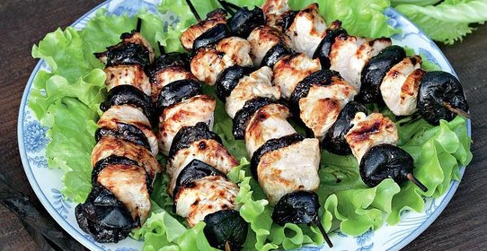 Шашлычки из индейки с чаем и черносливом