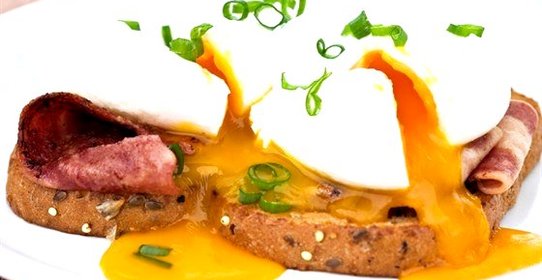 Яйца пашот со спаржей