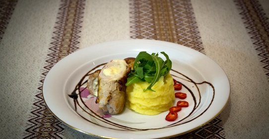 Рулетики из свинины в беконе с сыром дор-блю