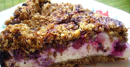 Песочный пирог с творогом и ягодами