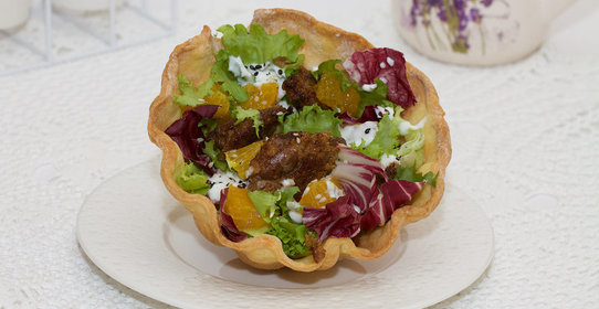 Зеленый салат из куриной печени под сметанным соусом