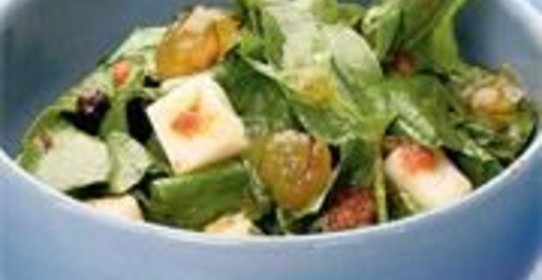 Салат с козьим сыром, крыжовником и заправкой из вяленых на солнце томатов