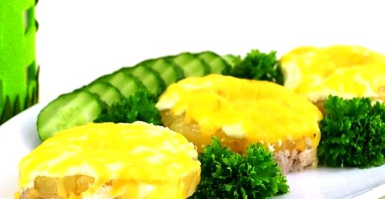 Свинина с ананасами и сыром