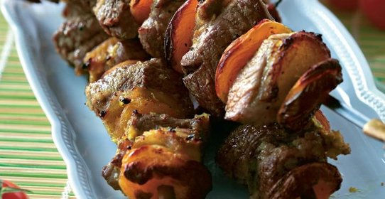 Пряная баранина с курагой на шампурах