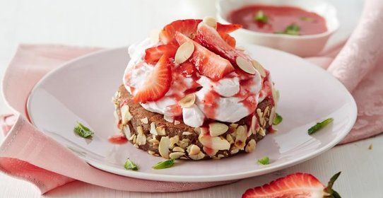 Кофейный бисквит со сливочным кремом и клубничным соусом