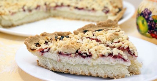 Пирог с клубникой и творогом