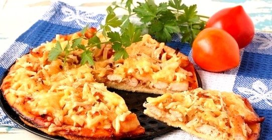 Пицца с курицей и луком