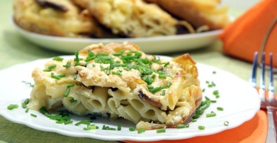 Салат с ветчиной, феттучини и артишоками