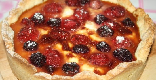 Пирог с творогом и ягодами