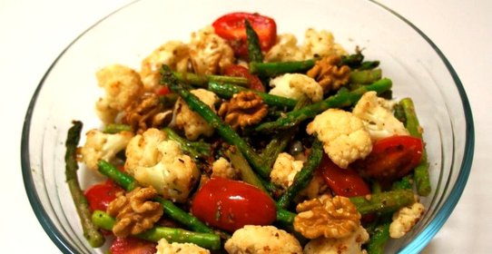 Теплый салат со спаржей