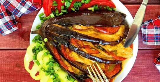 Баклажан, запеченный и фаршированный веером
