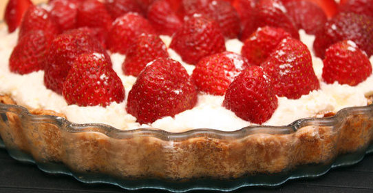 Миндальный пирог с клубникой