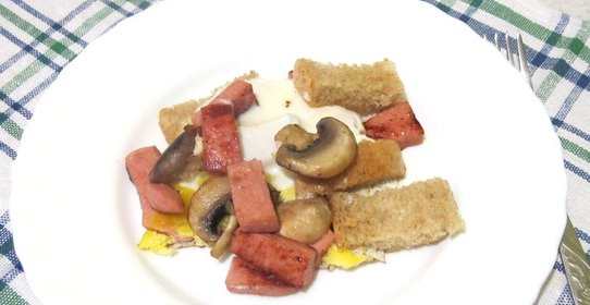 Жареные яйца с колбасой и грибами