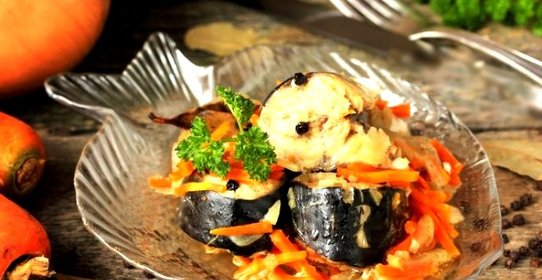 Тушеная скумбрия с луком и морковью