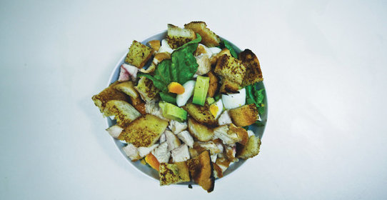 Салат с авокадо и чесночными гренками