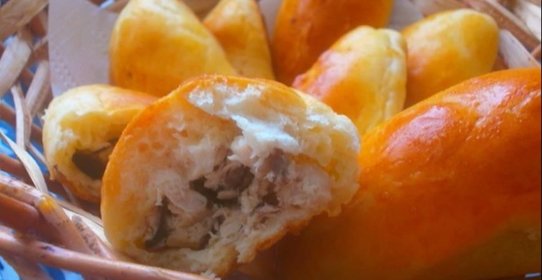 Пирожки с курицей и маслинами