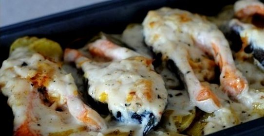 Форель под чесночным соусом, запеченная на картофельной подушке