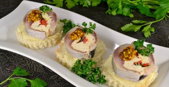 Рулетики из сельди с плавленным сыром