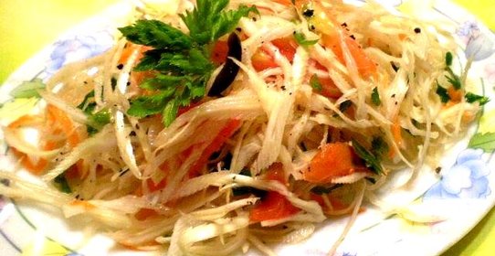 Салат капустный с помидорами и оливками