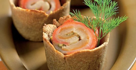 Рулетики из форели и палтуса с зеленым перцем и каперсами