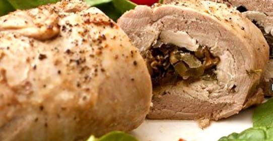 Рулет из свинины с курицей и грибами
