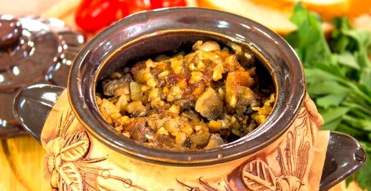 Утка с гречкой в горшочках