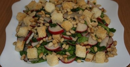 Салат с редисом и сухариками