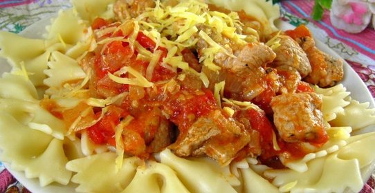 Свинина в томатно-луковой подливе