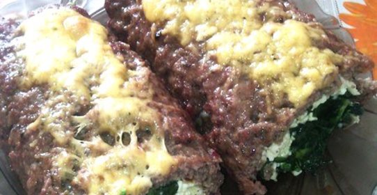 Мясной рулет со шпинатом и плавленными сырками