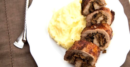 Рулет из свинины с грибами