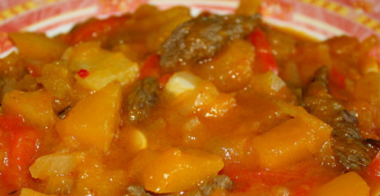 Говядина в кисло-сладком соусе с тыквой и ананасом