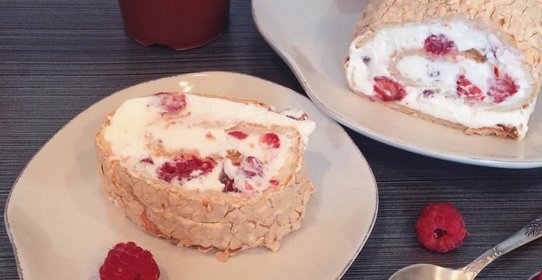 Меренговый рулет со свежими ягодами