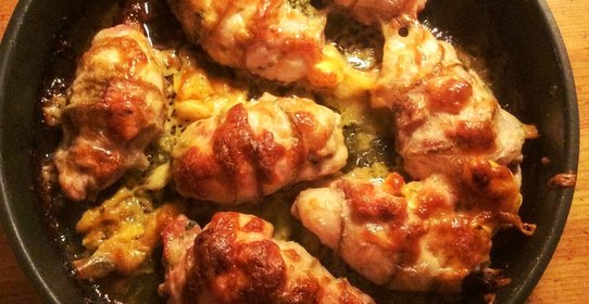 Котлеты из куриных бедер со шпинатом, сыром и чесноком