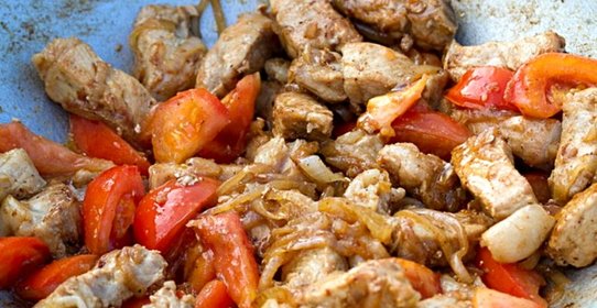 Свинина кусочками на сковороде с луком