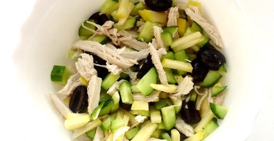 Куриный салат с огурцом и яблоком