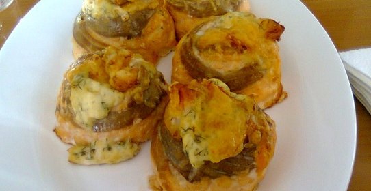 Гратини (рулетики из семги с креветками и сыром, запеченные в духовке)