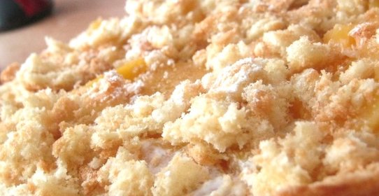 Бисквитный пирог с персиками