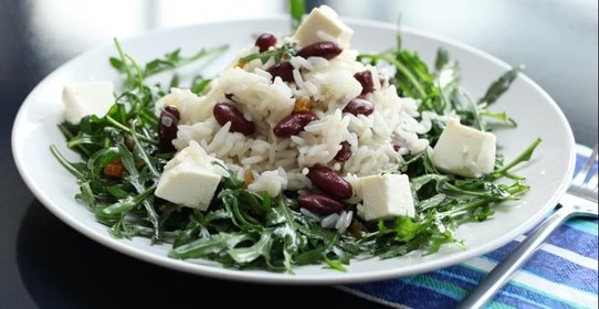 Теплый салат из риса с фасолью и козьим сыром
