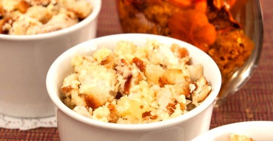 Салат с куриным филе, сухариками и ананасами