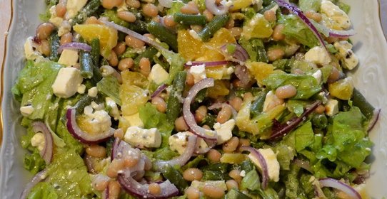 Салат из фасоли с фетой, сладким луком и апельсинами